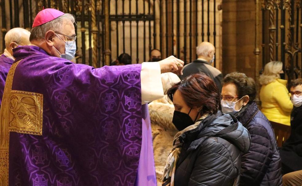 El obispo de León, Luis Ángel de las Heras, impone la ceniza a los fieles en la Catedral de León. 