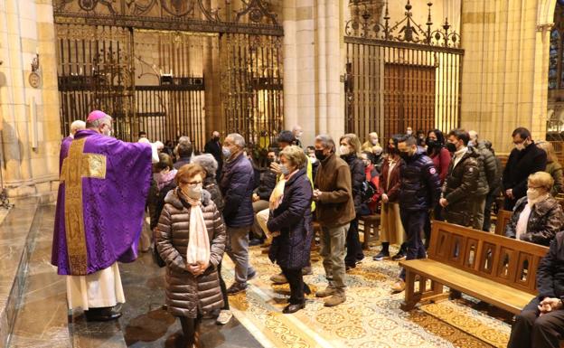 Imagen. Imposición de la ceniza en la catedral de León. 