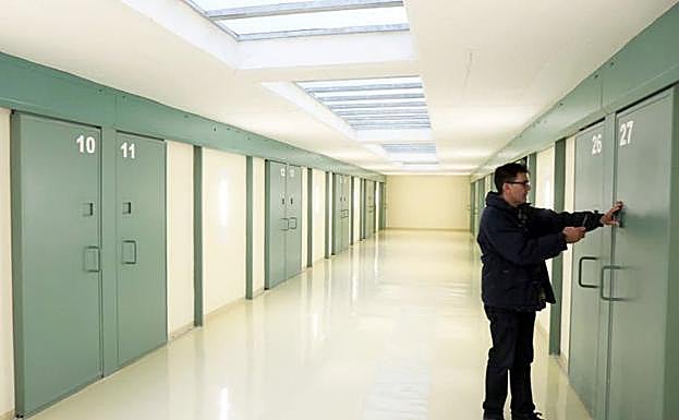 Dos funcionarios de la cárcel de León heridos tras ser rociados con lejía por un preso peligroso