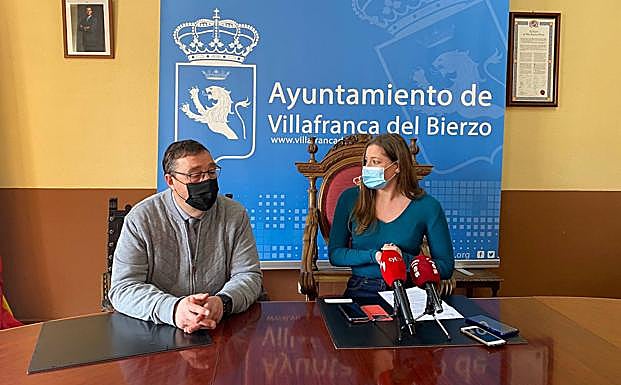La delegada de la Junta, durante su recorrido y encuentro con autoridades de Villafranca. 