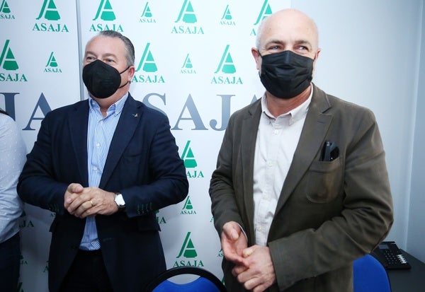 El presidente de Asaja Castilla y León, Donaciano Dujo (2D), junto al secretario general, José Antonio Turrado (D), el presidente provincial, García Vidal (I), y la vicepresidenta y delegada en El Bierzo, Begoña Bello, durante el desayuno informativo en Ponferrada.