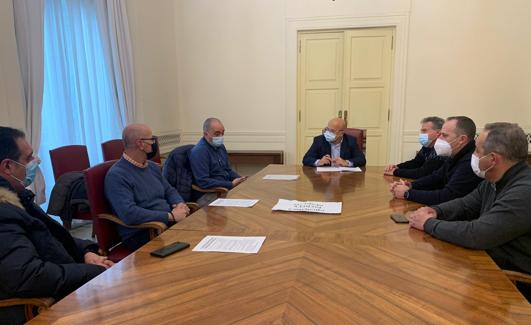 Encuentro entre los funcionarios y el subdelegado del Gobierno en León, Faustino Sánchez.