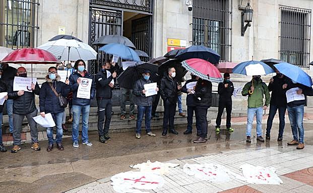 Galería. Los funcionarios de prisiones de León se concentran frente a la subbdelegación del gobierno contra las agresiones a los trabajadores.
