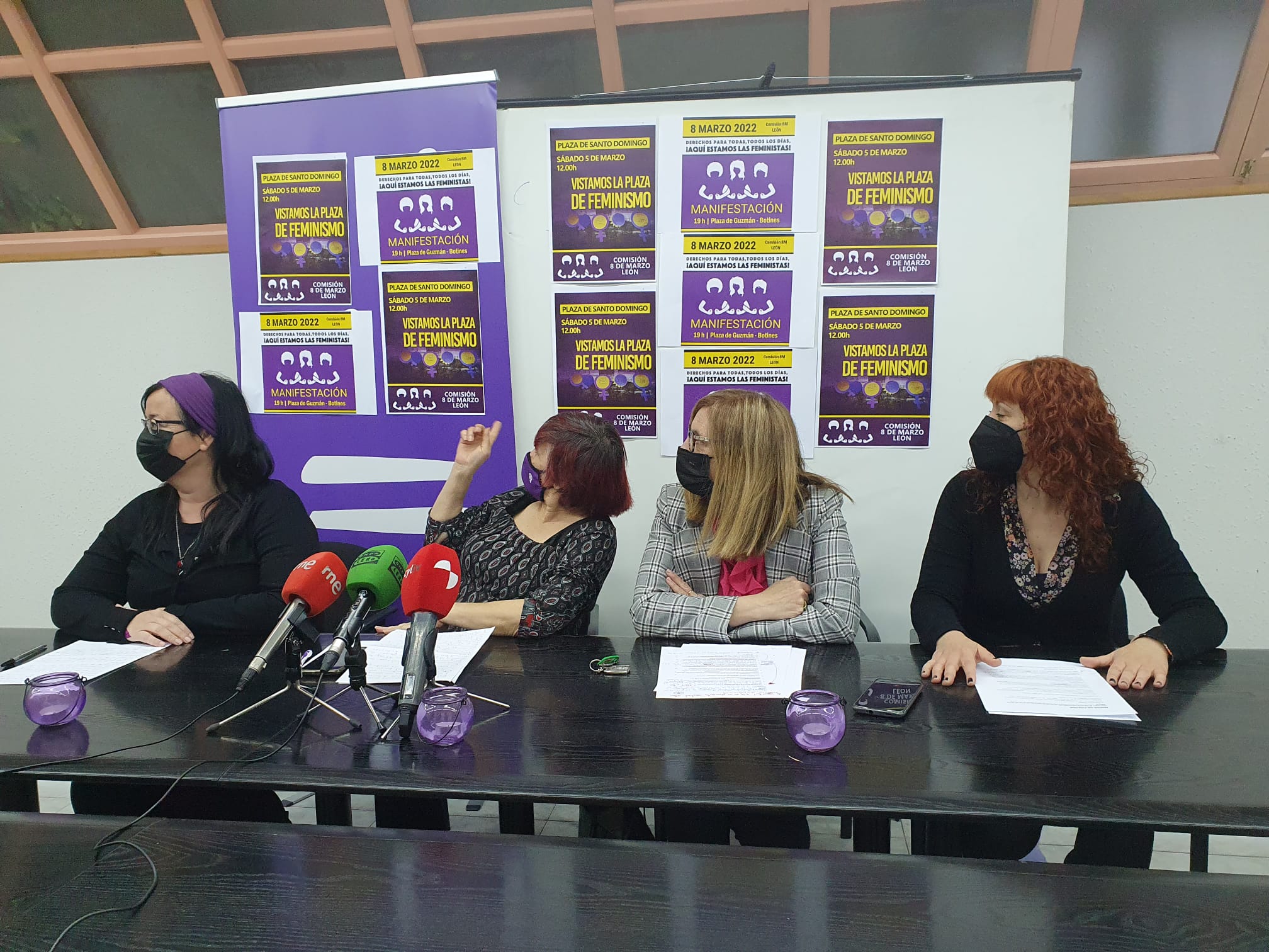 La Comisión 8 de marzo de León durante la presentación de los actos que tendrán lugar este año en torno al 8M, Día Internacional de la Mujer