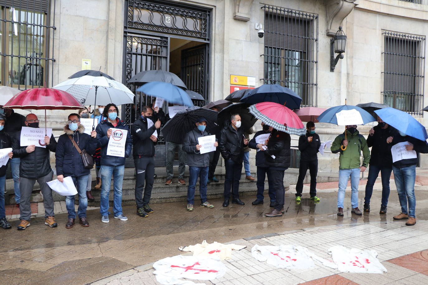 Cerca de una treintena de trabajadores de Villahierro denuncian las últimas agresiones físicas en el centro penitenciario.