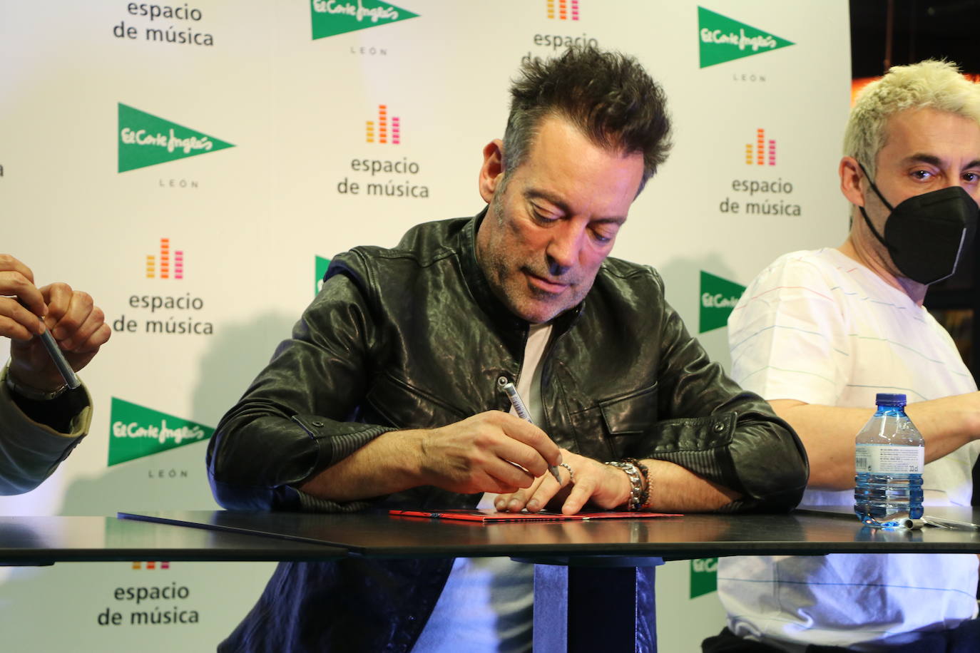 El trío leonés ofrece un showcase y firma de discos de su último trabajo musical.