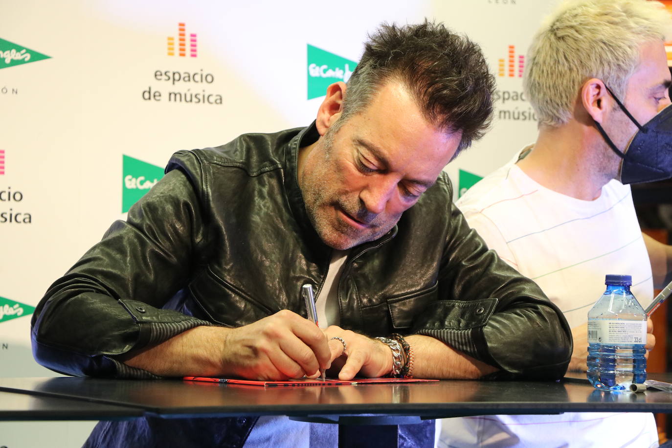 El trío leonés ofrece un showcase y firma de discos de su último trabajo musical.