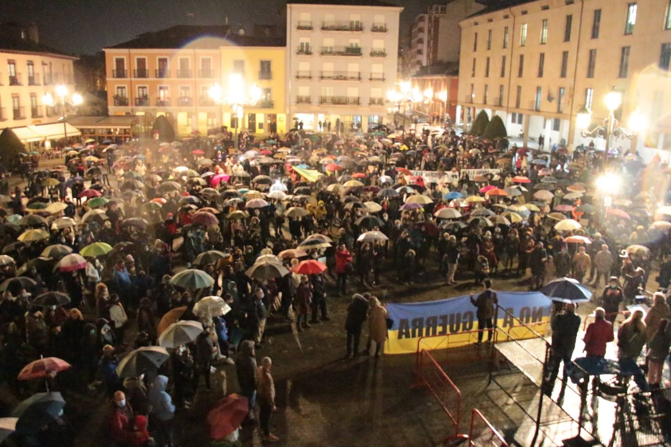 Concentración de Apoyo a Ucrania en la plaza del Ayuntamiento en Ponferrada. 