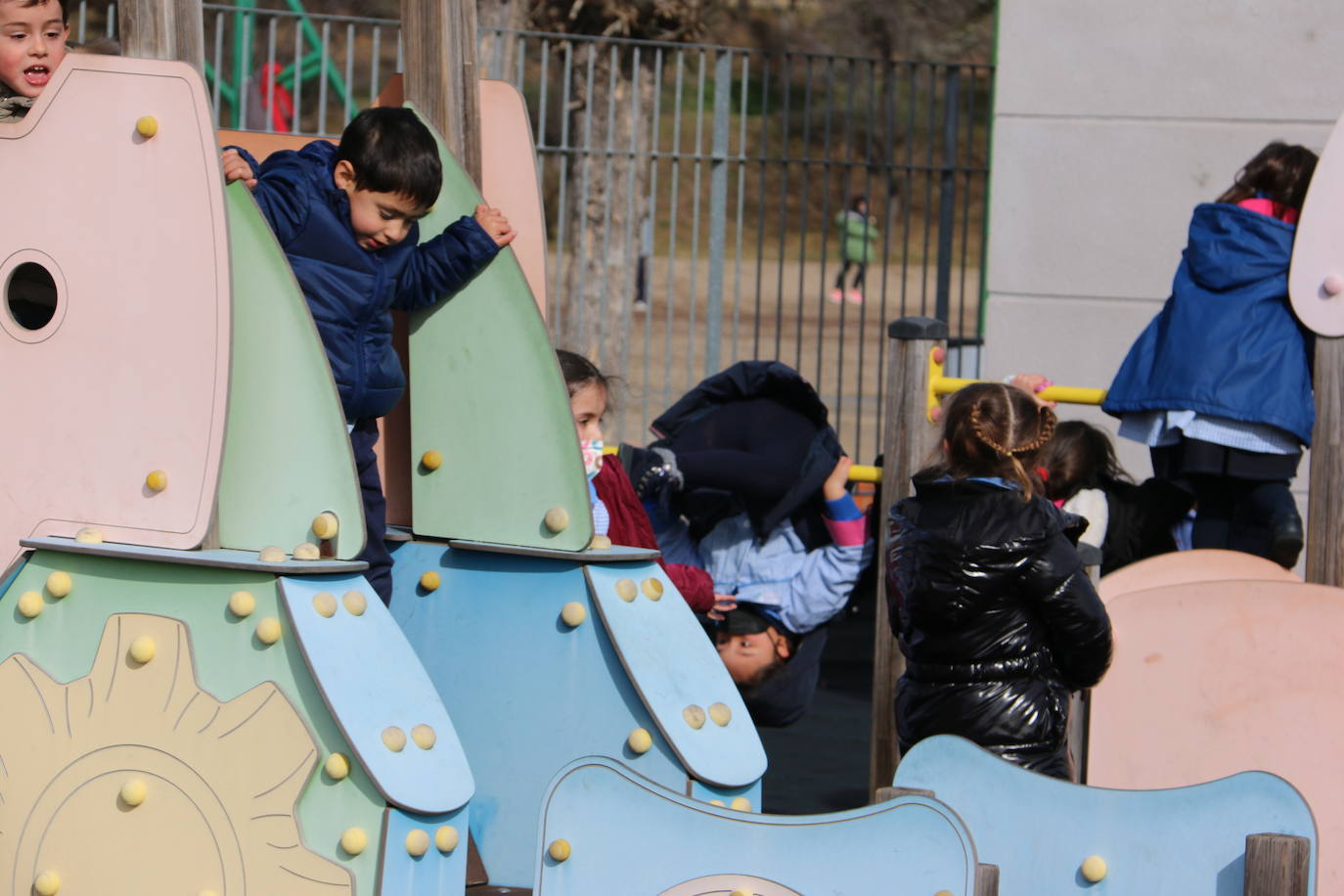 Este centro educativo de referencia en León oferta los niveles de Educación Infantil, Primaria y Secundaria y apuesta por la inclusión y atención al a diversidad, la educación digital y el compromiso con la pedagogía del cuidado, de la confianza mutua, del desarrollo académico y cívico y hacia la interioridad.