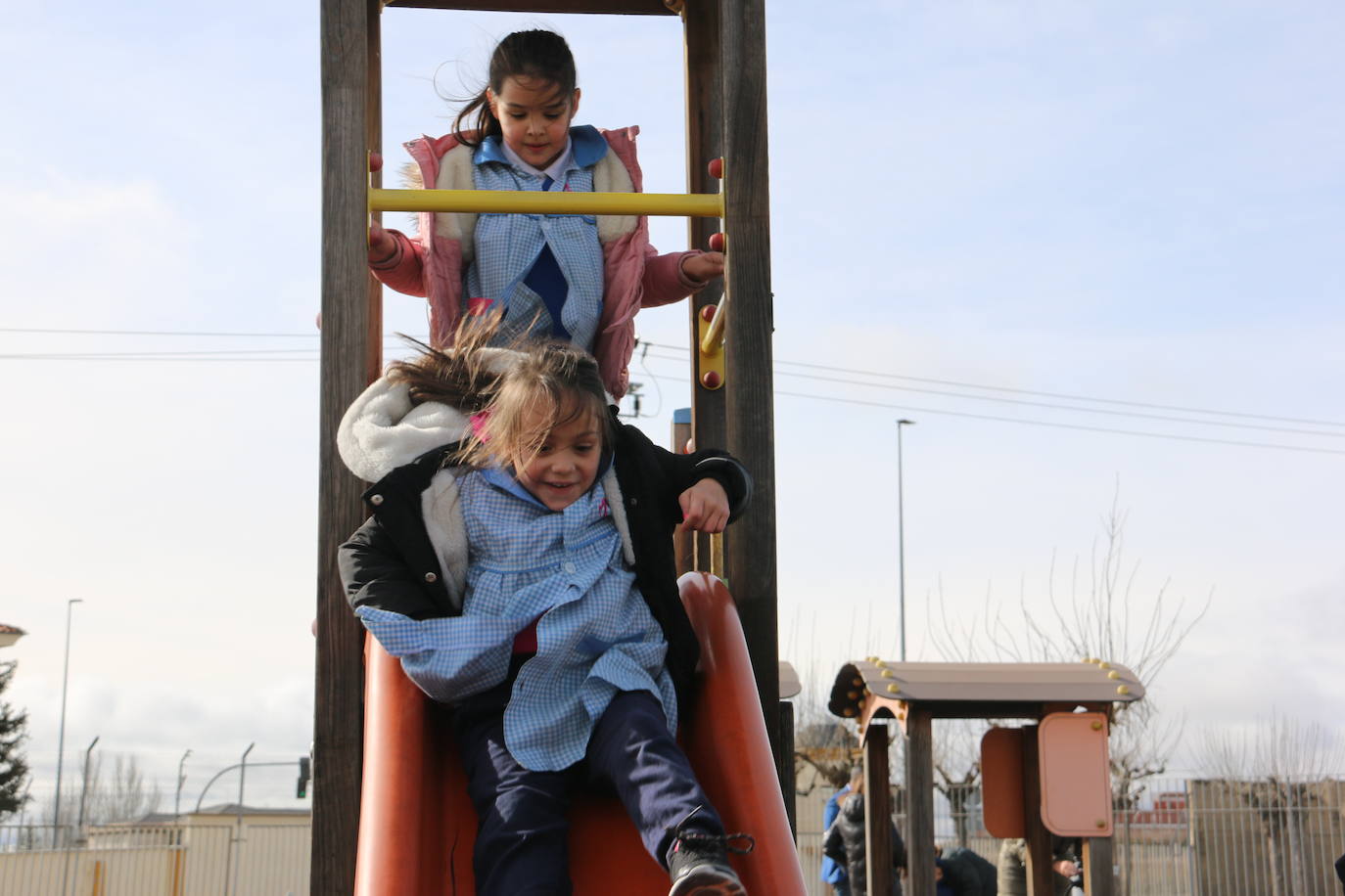 Este centro educativo de referencia en León oferta los niveles de Educación Infantil, Primaria y Secundaria y apuesta por la inclusión y atención al a diversidad, la educación digital y el compromiso con la pedagogía del cuidado, de la confianza mutua, del desarrollo académico y cívico y hacia la interioridad.