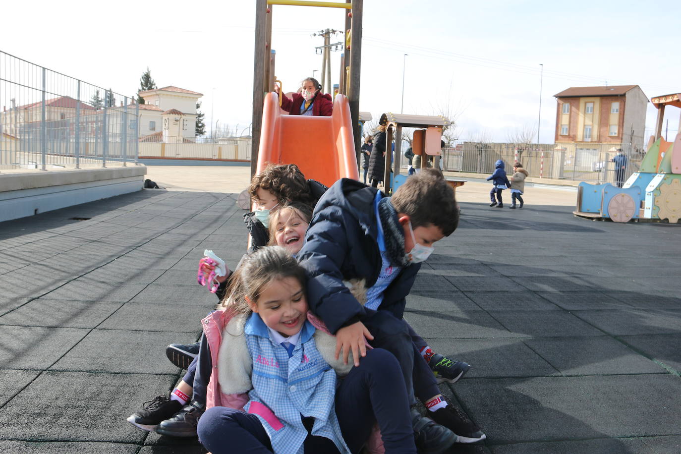 Este centro educativo de referencia en León oferta los niveles de Educación Infantil, Primaria y Secundaria y apuesta por la inclusión y atención al a diversidad, la educación digital y el compromiso con la pedagogía del cuidado, de la confianza mutua, del desarrollo académico y cívico y hacia la interioridad.