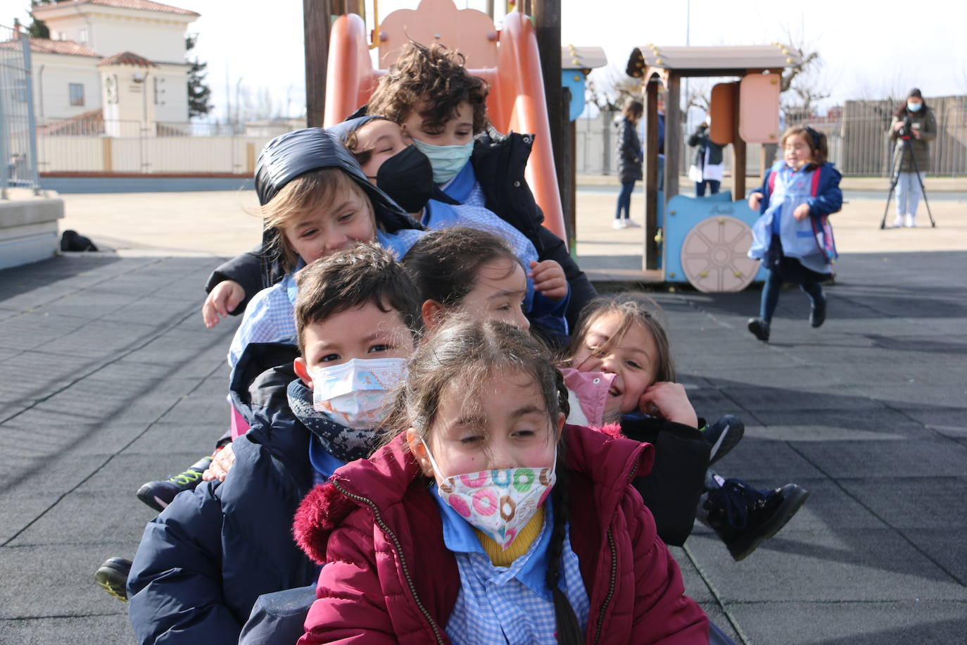 Este centro educativo de referencia en León oferta los niveles de Educación Infantil, Primaria y Secundaria y apuesta por la inclusión y atención al a diversidad, la educación digital y el compromiso con la pedagogía del cuidado, de la confianza mutua, del desarrollo académico y cívico y hacia la interioridad.