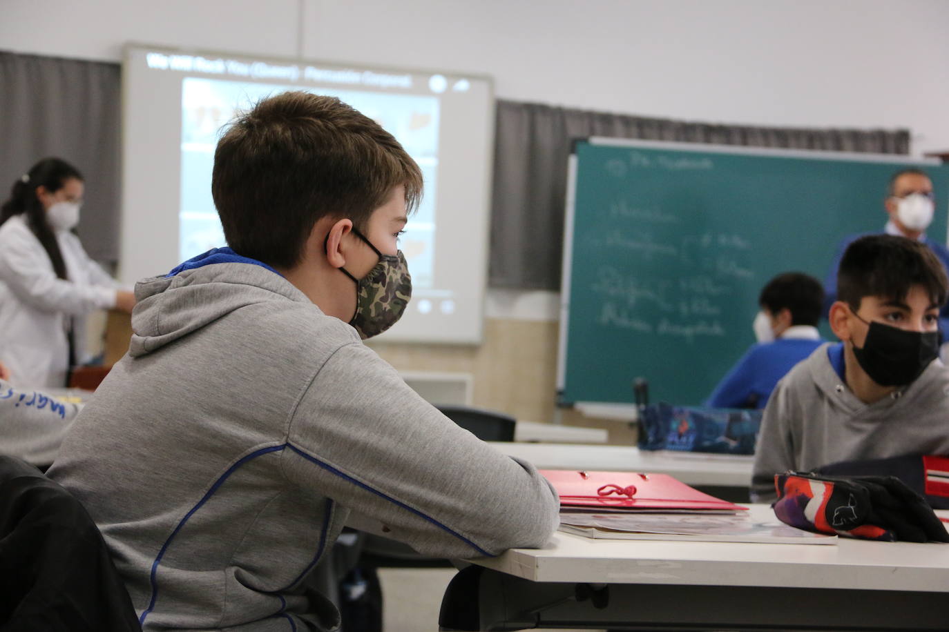 Este centro educativo de referencia en León oferta los niveles de Educación Infantil, Primaria y Secundaria y apuesta por la inclusión y atención al a diversidad, la educación digital y el compromiso con la pedagogía del cuidado, de la confianza mutua, del desarrollo académico y cívico y hacia la interioridad.