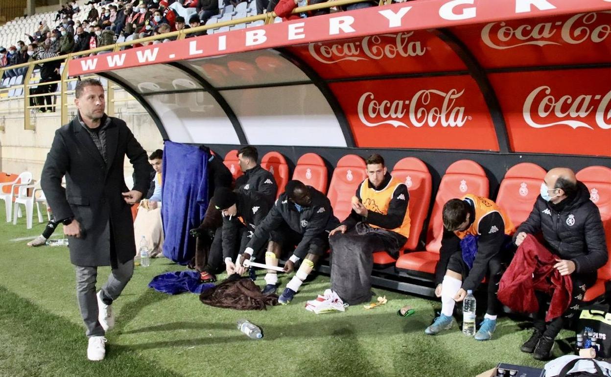 Curro Torres, entrenador de la Cultural, en un partido de esta temporada.