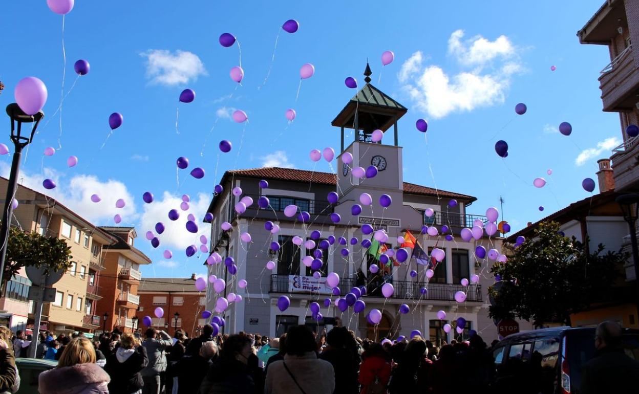 Lanzamiento de globos con motivo del 8M frente al Ayuntamiento de La Roble