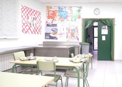 Imagen secundaria 1 - Una de las clases de infantil del CRA Emilio Alonso (arriba); el comedor preparado para la llegada de los alumnos (abajo izq.) y una de las decoraciones con las que cuentan los pasillos del centro (abajo derech.),