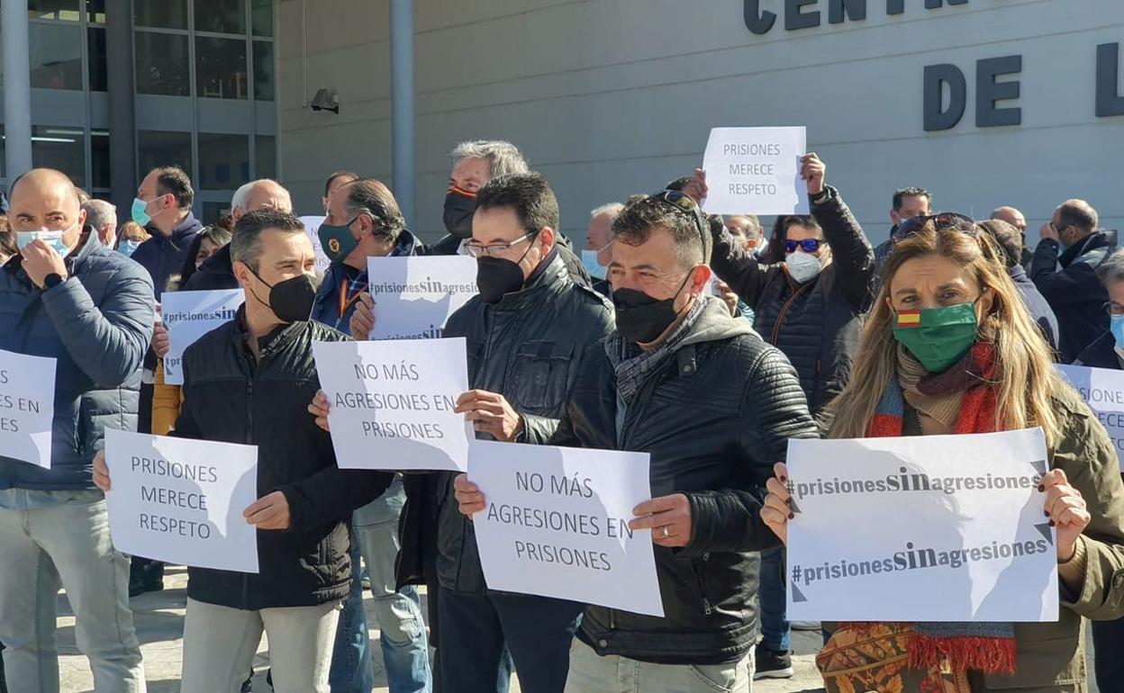Un instante de la concentración de funcionarios que ha tenido lugar este viernes a las puertas de la prisión de Villahierro. 