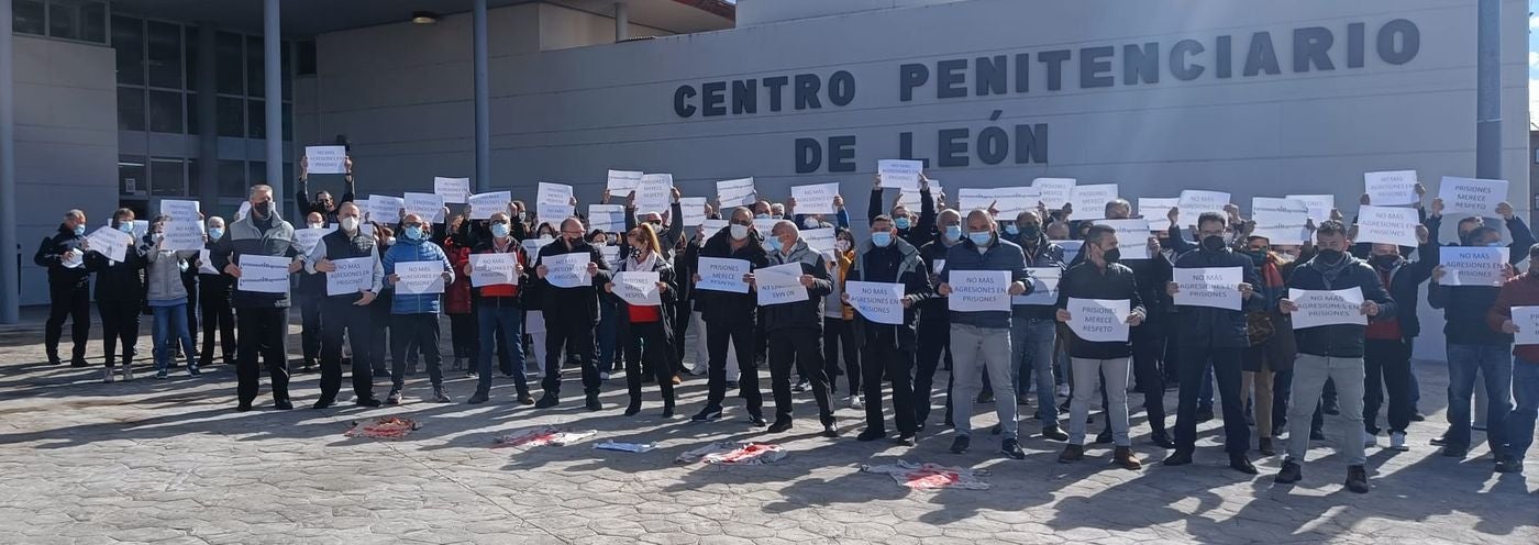 Los funcionarios de prisiones se concentran en Villahierro para reclamar seguridad y medios. Piden que la agresión a dos funcionarios con lejía por parte de un interno no quede sin sanción y exigen más medios humanos para evitar incidentes en el interior de la cárcel.