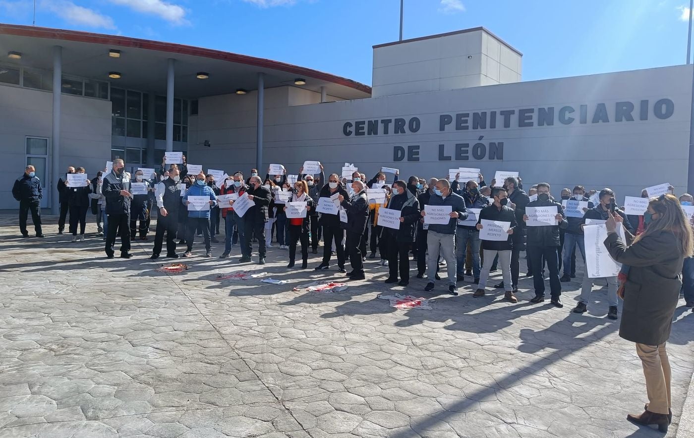 Los funcionarios de prisiones se concentran en Villahierro para reclamar seguridad y medios. Piden que la agresión a dos funcionarios con lejía por parte de un interno no quede sin sanción y exigen más medios humanos para evitar incidentes en el interior de la cárcel.