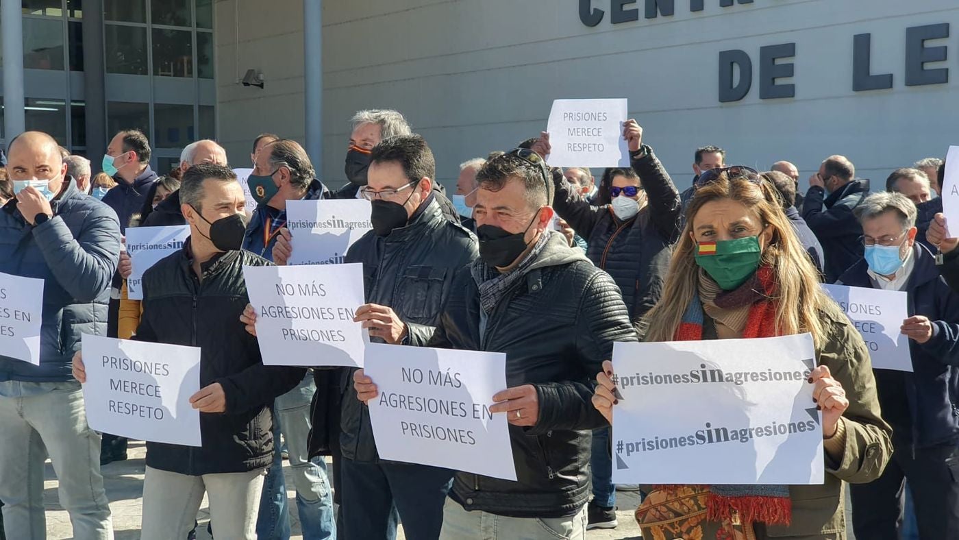 Los funcionarios de prisiones se concentran en Villahierro para reclamar seguridad y medios. Piden que la agresión a dos funcionarios con lejía por parte de un interno no quede sin sanción y exigen más medios humanos para evitar incidentes en el interior de la cárcel.