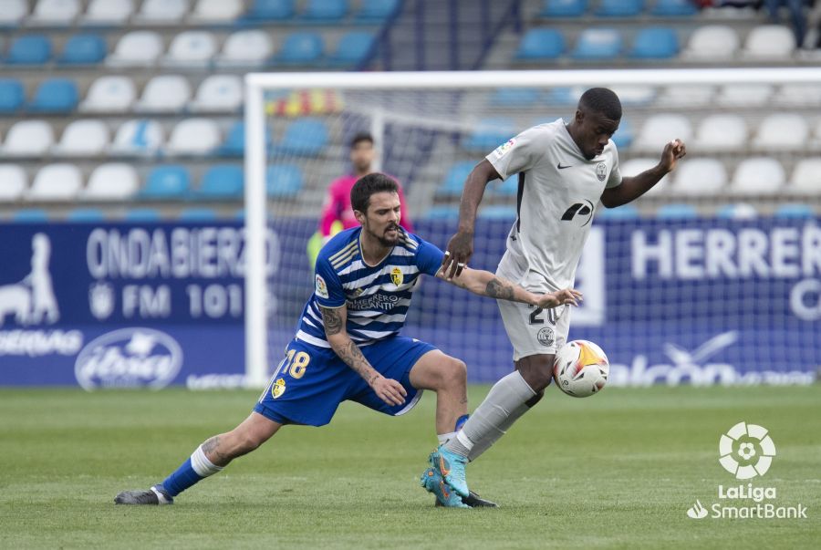 El conjunto berciano recibe a los pitiusos, entrenados por el conocido Paco Jémez, con el playoff como gran batalla entre ambos