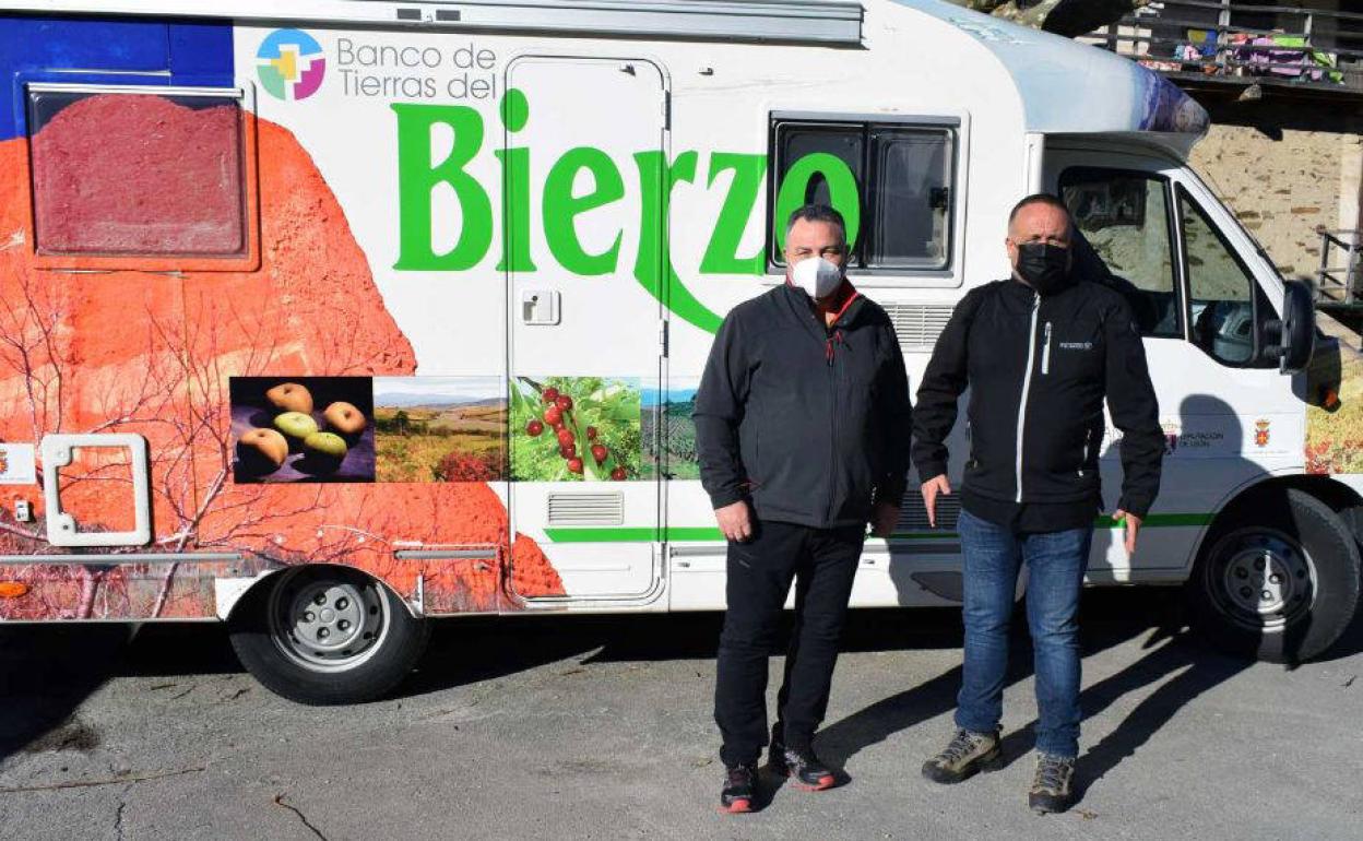 El presidente del Consejo Comarcal de El Bierzo, Gerardo Álvarez Courel, y el presidente de la Diputación de León, Eduardo Morán, participan en 'La Ruta del Botillo'