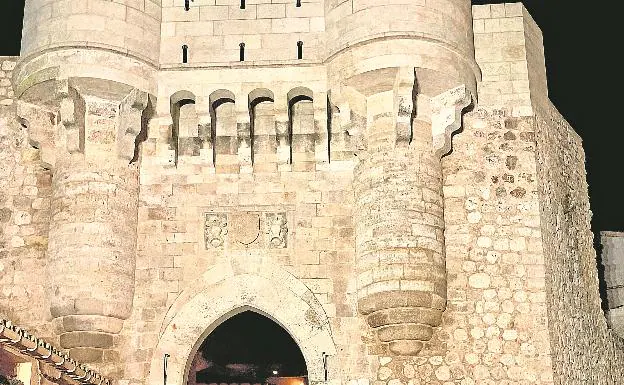 El Renault Arkana en la Puerta Medieval de Santa María, la entrada a Hita