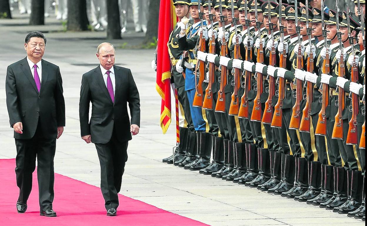 El presidente chino, Xi Jinping, recibe con honores militares a su homólogo ruso, Vladimir Putin, en Pekín. 