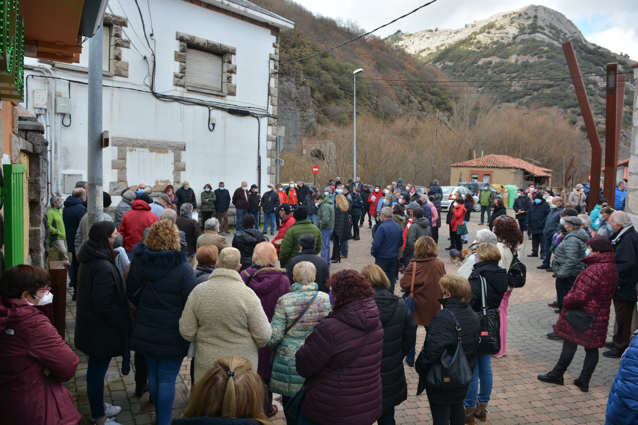 Unicaja Banco ha anunciado el cierre de su sucursal y su cajero en la localidad leonesa y un centenar de vecinos se ha concentrado frente a sus puertas.