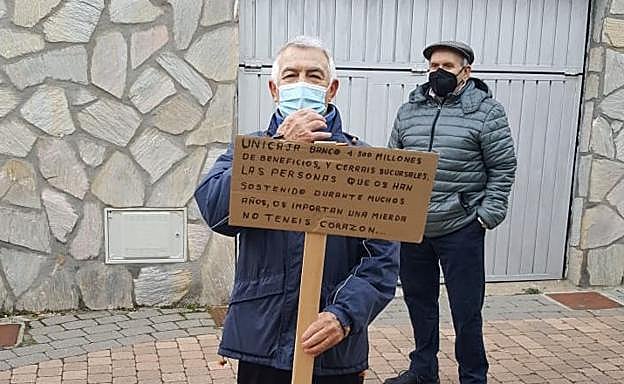 Galería. Los vecinos mostraron su malestar con la decisión «unilateral» de Unicaja.