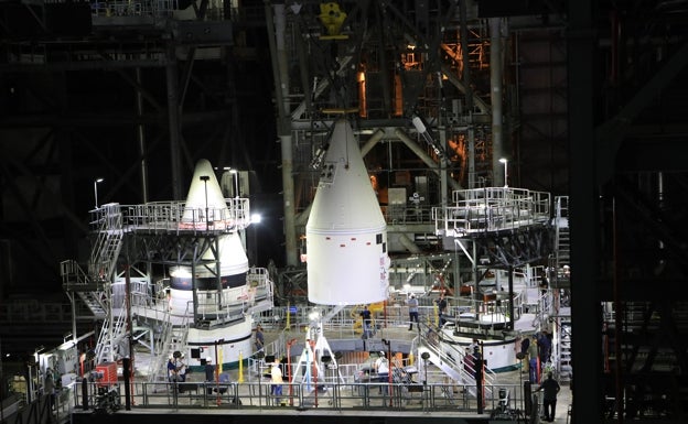 Operarios, ensamblando el cohete SLS en Cabo Cañaveral (Florida). 