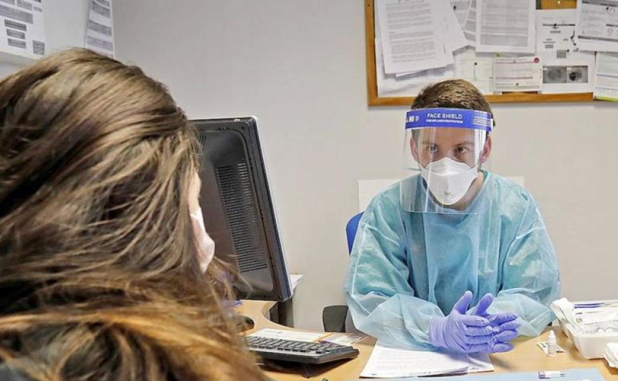 Imagen de archivo de un médico en una consulta con una paciente. 