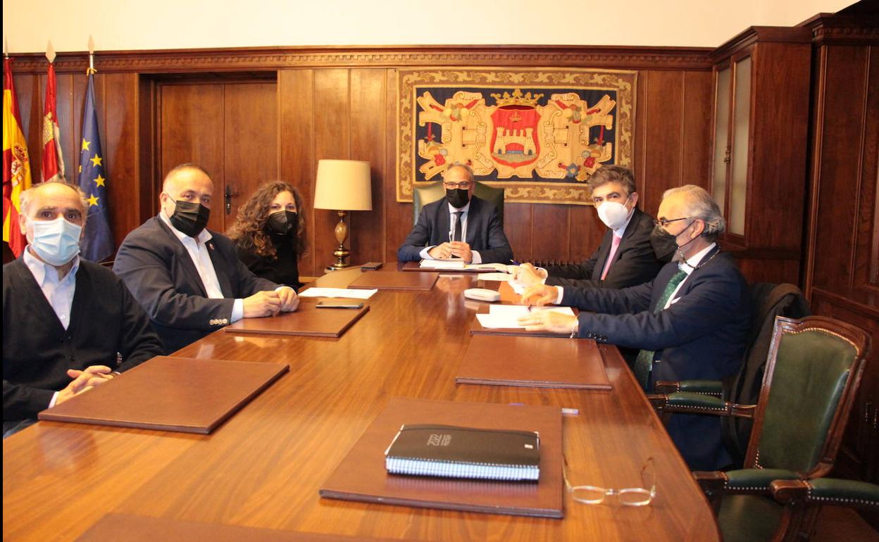 Reunión del presidente del Consejo Comarcal y los alcaldes de Ponferrada, Astorga y Bembibre con representantes de Renfe.