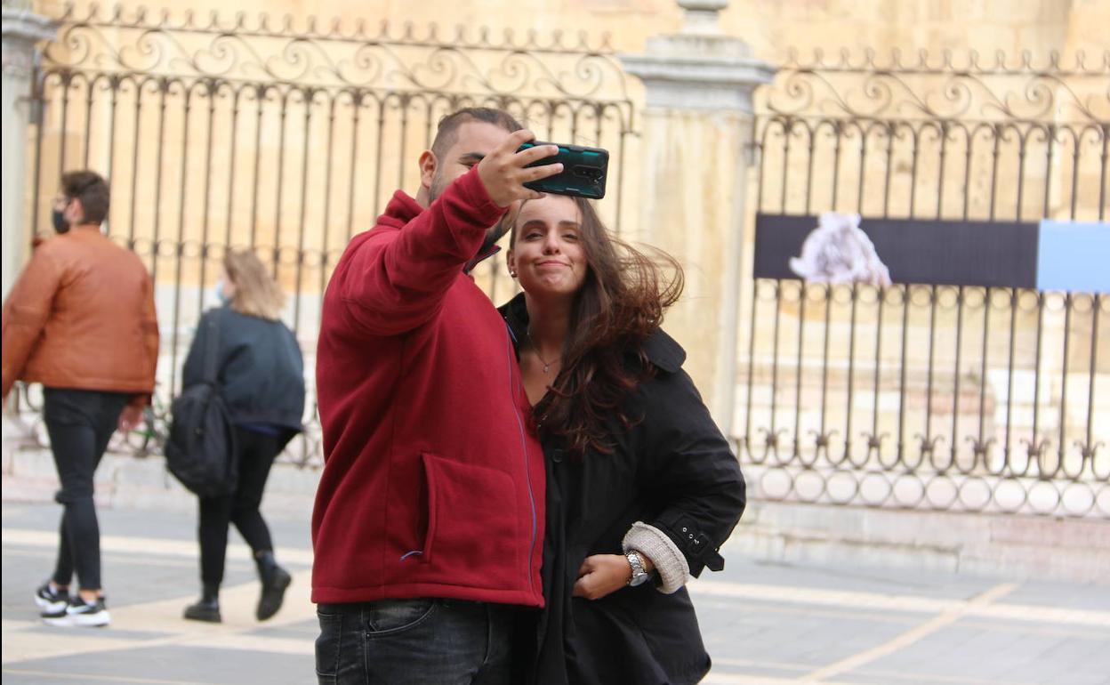 Unos turistas se fotografían en la Catedral de León. 