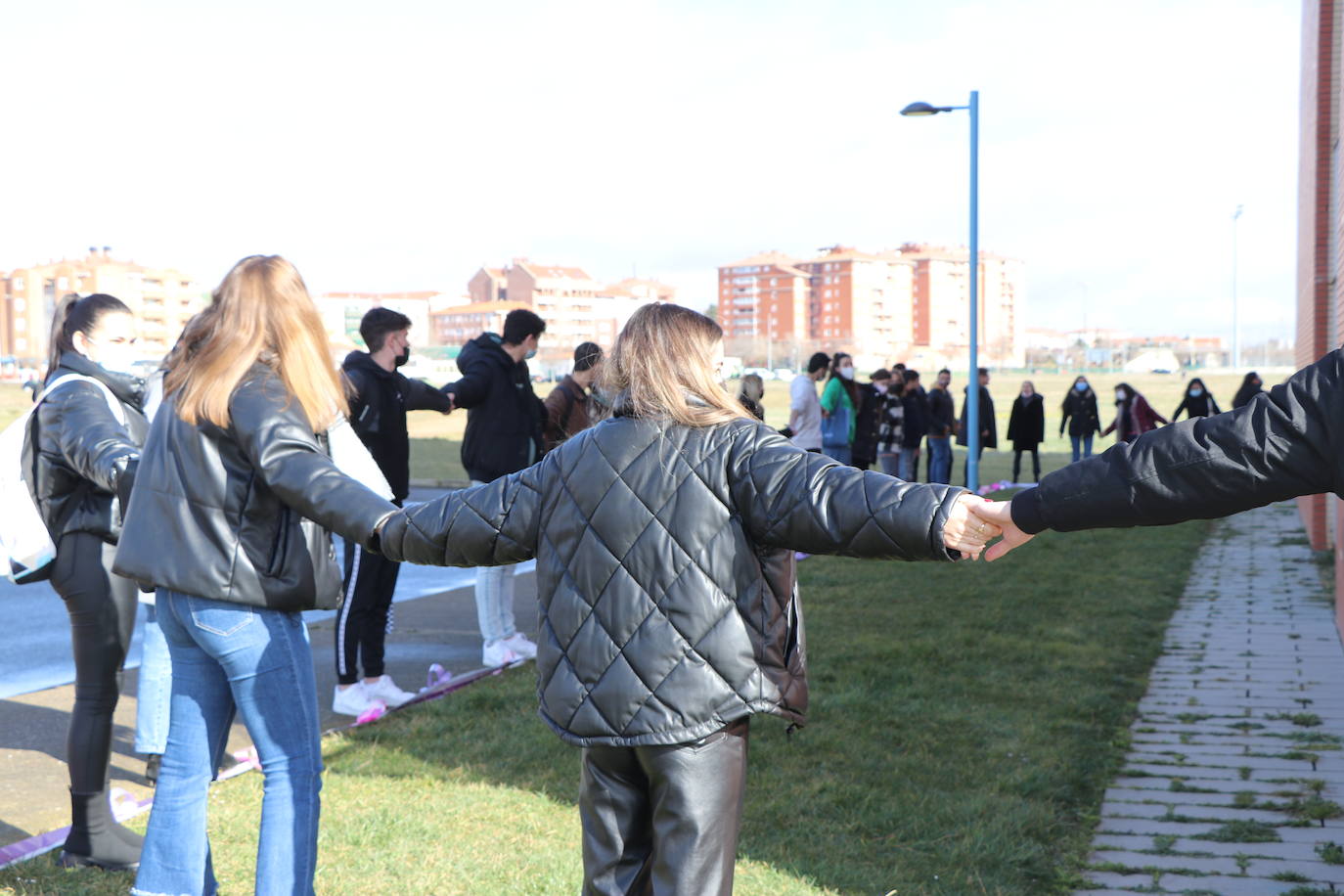 La ULE conmemora el 8M con un abrazo humano simbólico