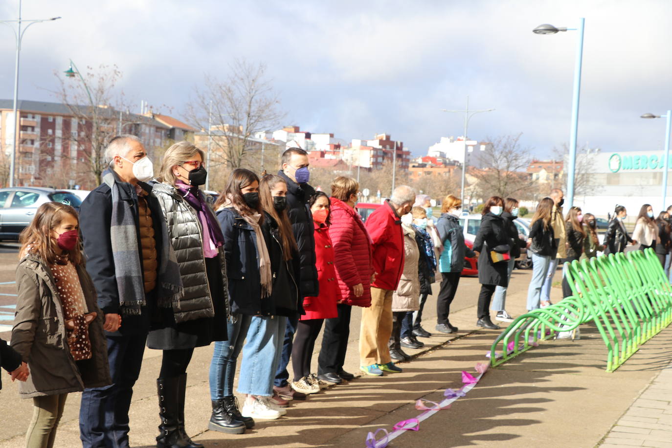 La ULE conmemora el 8M con un abrazo humano simbólico