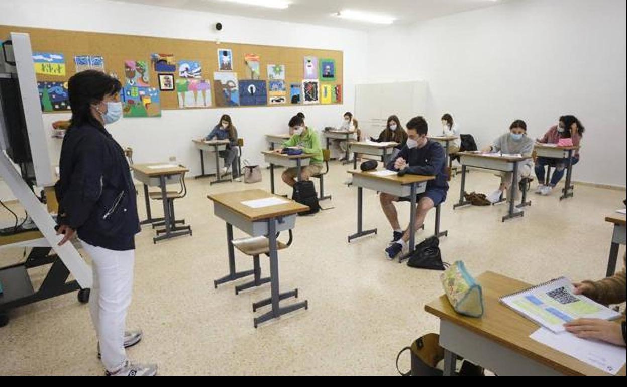 Una docente imparte clase en la comunidad durante la pandemia. Castilla y León convoca 835 nuevas plazas en especialidades.