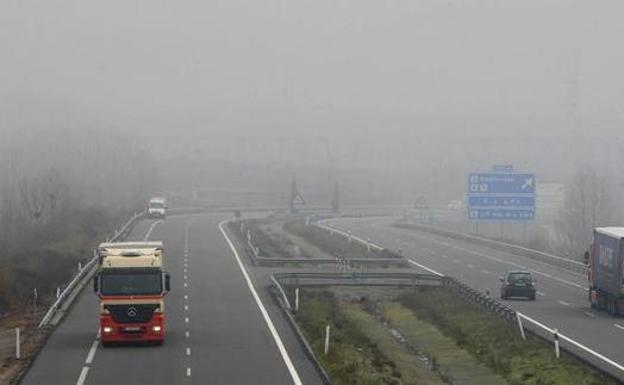 La niebla reduce la visibilidad en la A-6 a su paso por la provincai de León a la altura de Brazuelo. 