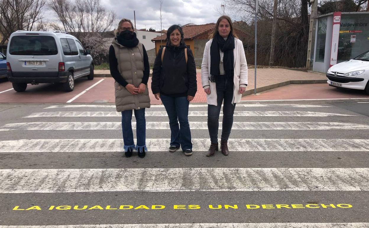 Valdevimbre es uno del os municipios que ha pintado en sus calles frases feminsitas.