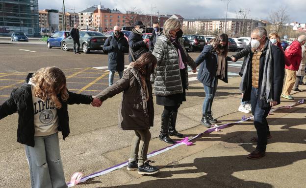 En el abrazo no solo ha participado la comunidad universitaria sino también alumnos de centros educativos. 