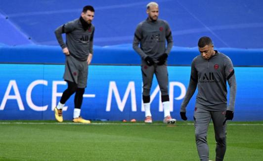 Mbappé se ejercita en el Santiago Bernabéu, con Messi y Neymar al fondo. 