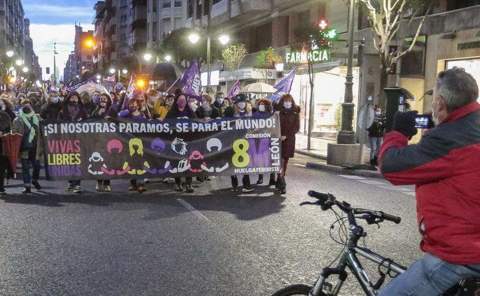Manifestación con motivo del 8-M en las calles de León, donde más de un millar de personas han participado en este acto central.
