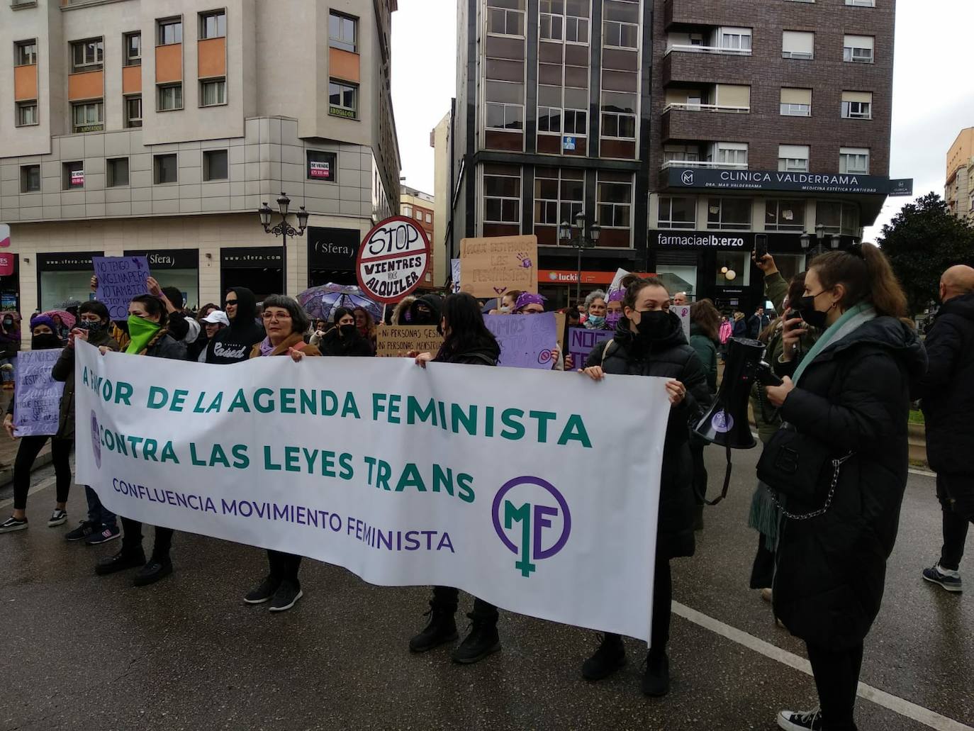 Manifestación de la Asociación de Mujeres Feministas Bercianas en Ponferrada. 