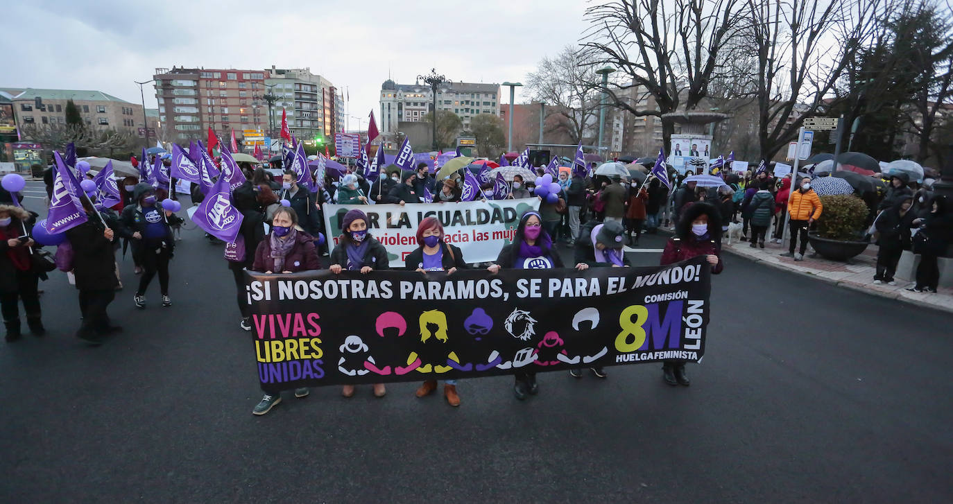 Las calles de la capital se han teñido de violeta en la manifestación reivindicativa del Día Internacional de la Mujer.