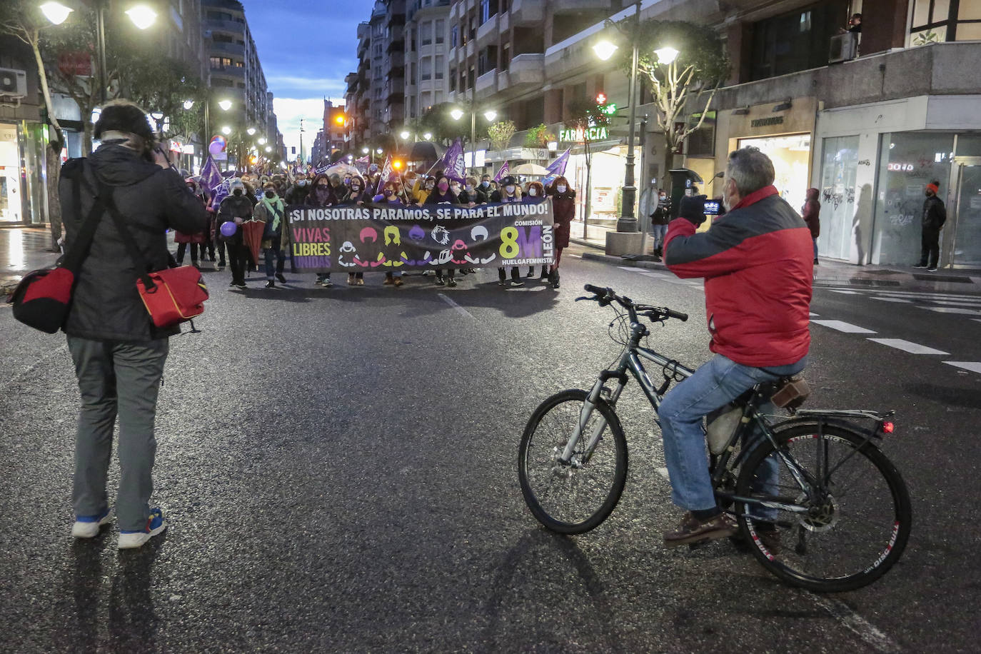 Las calles de la capital se han teñido de violeta en la manifestación reivindicativa del Día Internacional de la Mujer.