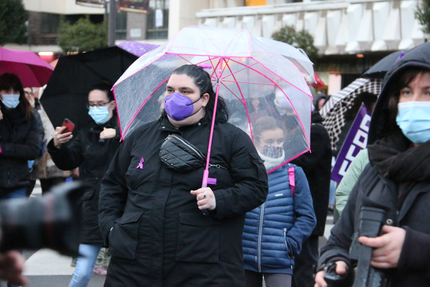 Las calles de la capital se han teñido de violeta en la manifestación reivindicativa del Día Internacional de la Mujer.