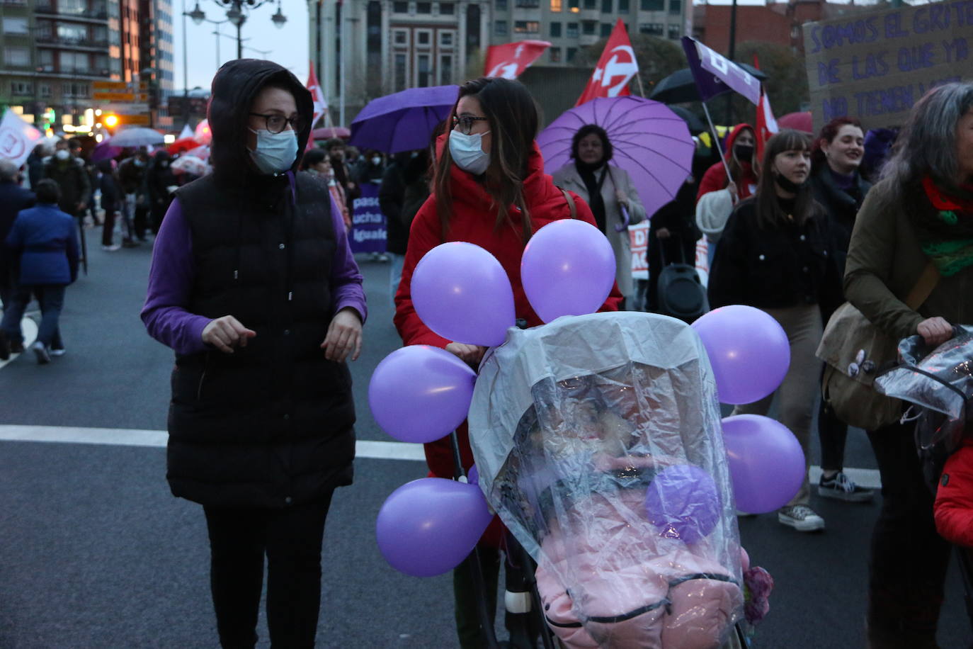 Las calles de la capital se han teñido de violeta en la manifestación reivindicativa del Día Internacional de la Mujer.