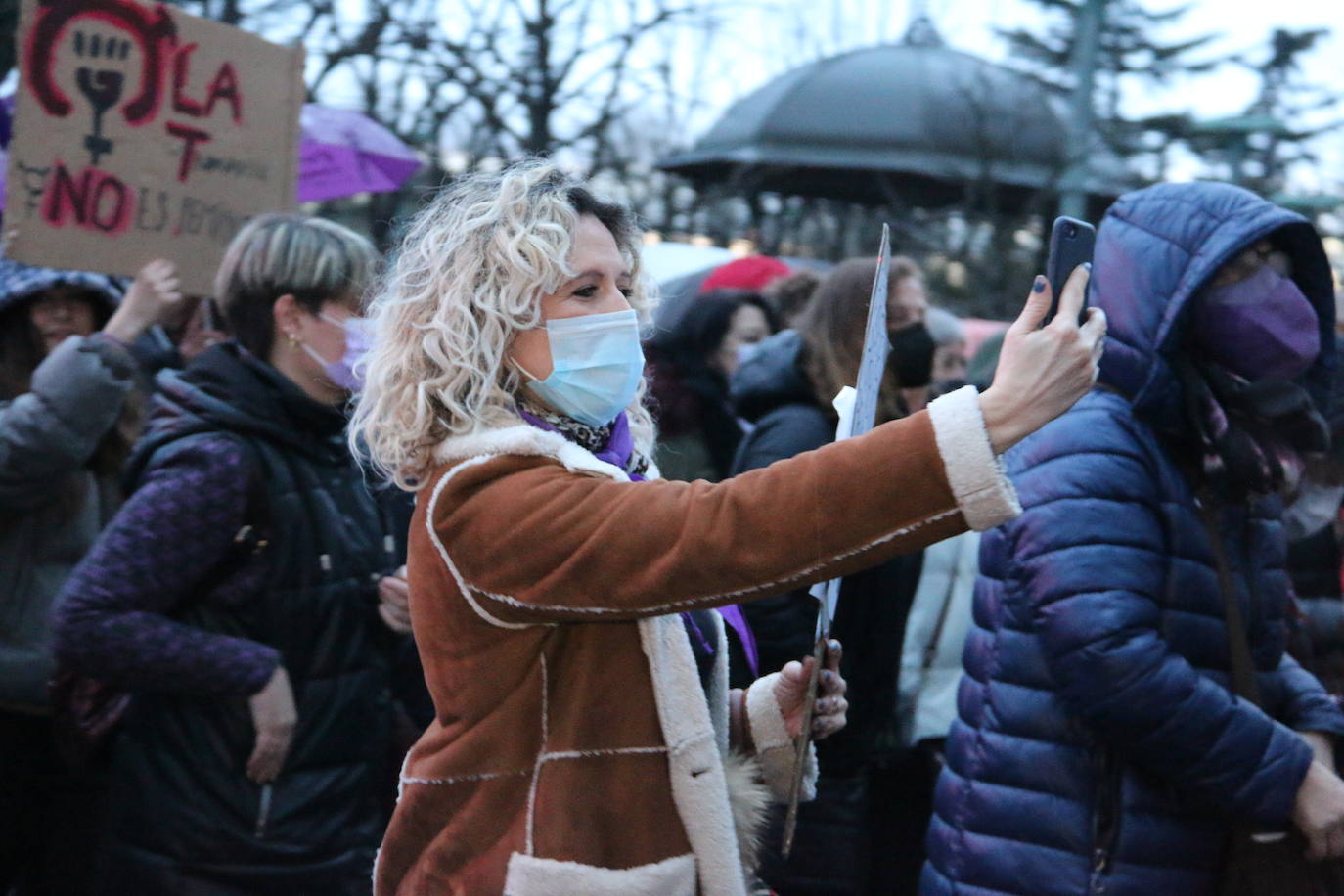 Las calles de la capital se han teñido de violeta en la manifestación reivindicativa del Día Internacional de la Mujer.