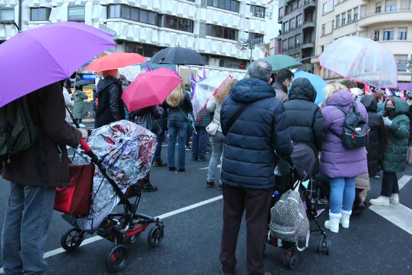 Las calles de la capital se han teñido de violeta en la manifestación reivindicativa del Día Internacional de la Mujer.