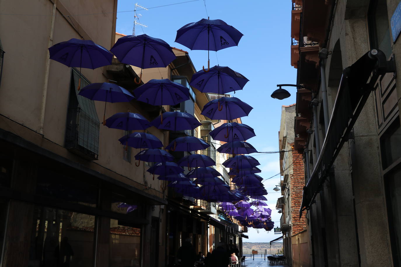 La ciudad ha colocado 500 paraguas morados en sus calles para reivindicar la igualdad en la sociedad.